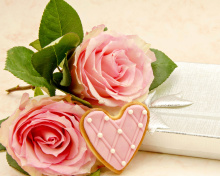 Обои Pink roses and delicious heart 220x176