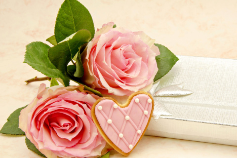 Das Pink roses and delicious heart Wallpaper 480x320