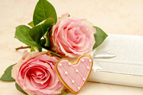 Fondo de pantalla Pink roses and delicious heart 480x320