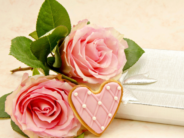 Pink roses and delicious heart wallpaper 640x480