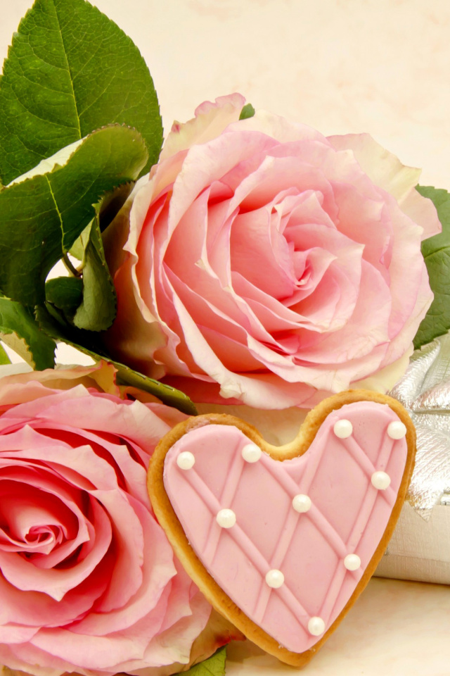 Fondo de pantalla Pink roses and delicious heart 640x960