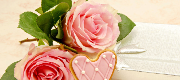 Sfondi Pink roses and delicious heart 720x320