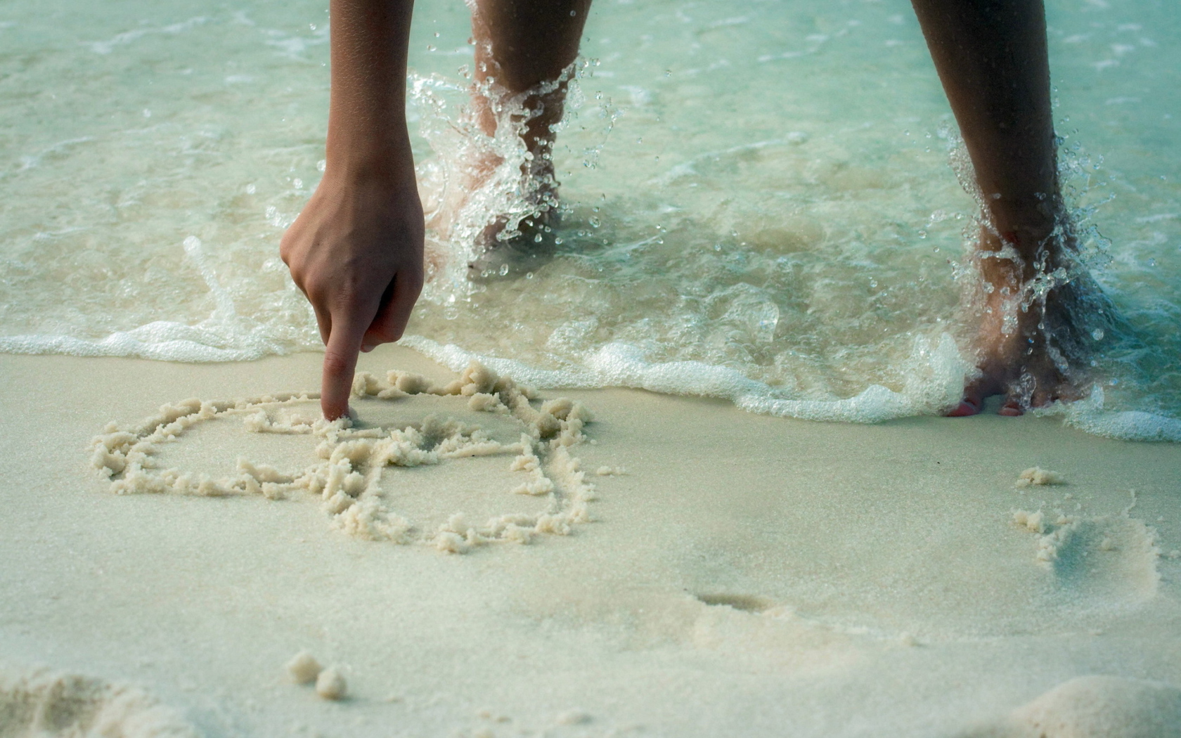 Обои Drawing Heart On Sand 1680x1050