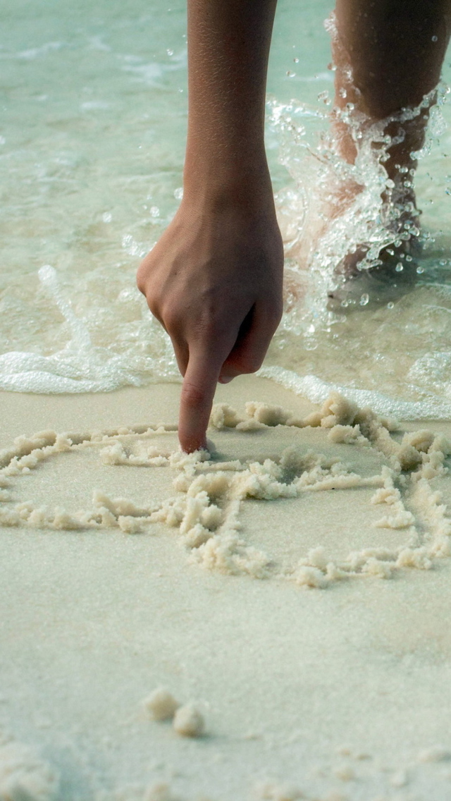Обои Drawing Heart On Sand 640x1136
