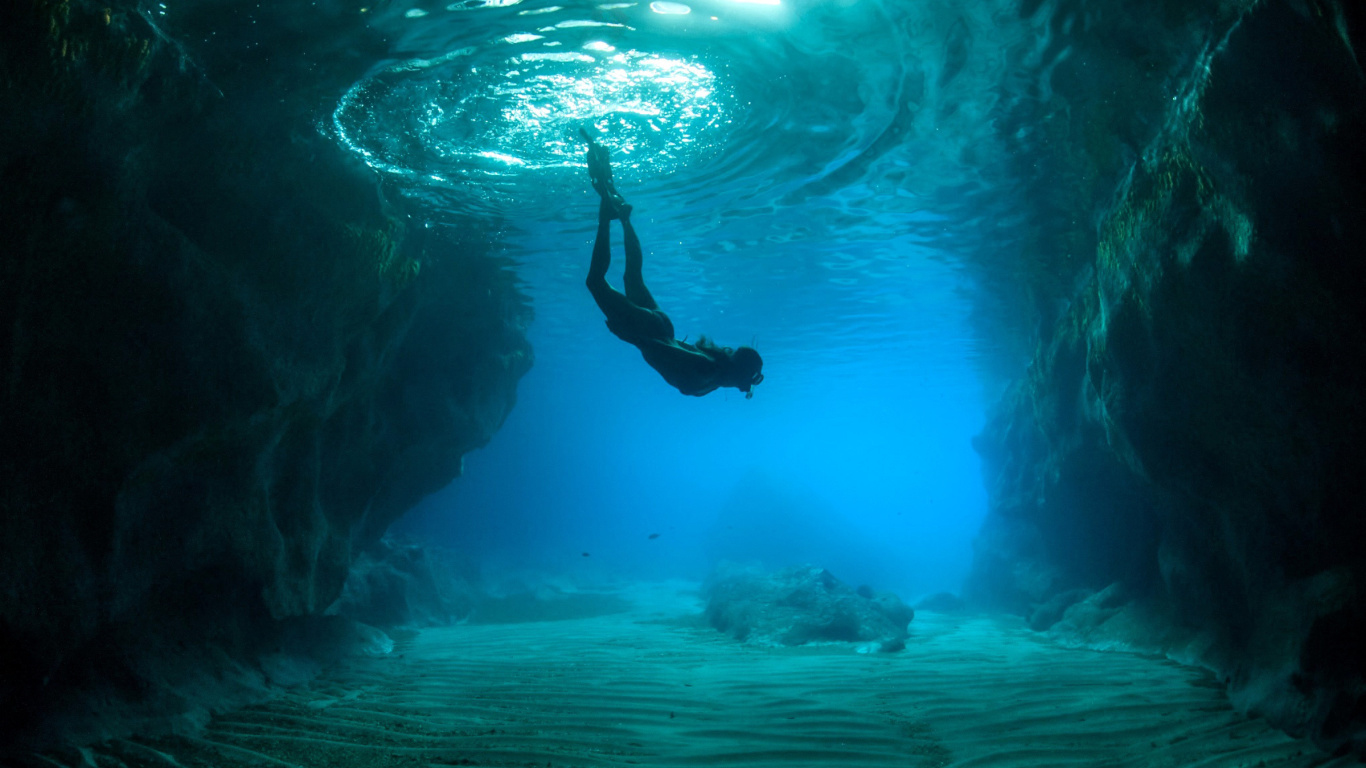 Scuba Diving wallpaper 1366x768