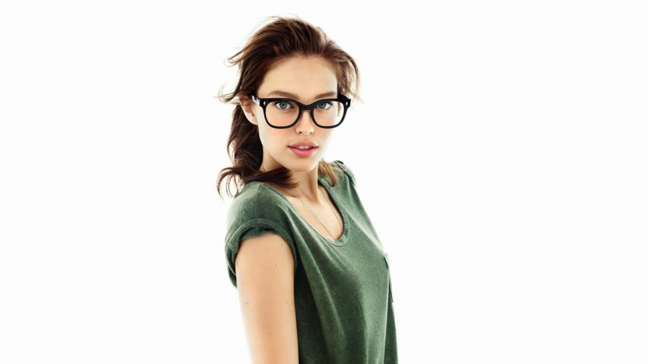 Screenshot №1 pro téma Very Cute Girl In Big Glasses 1280x720