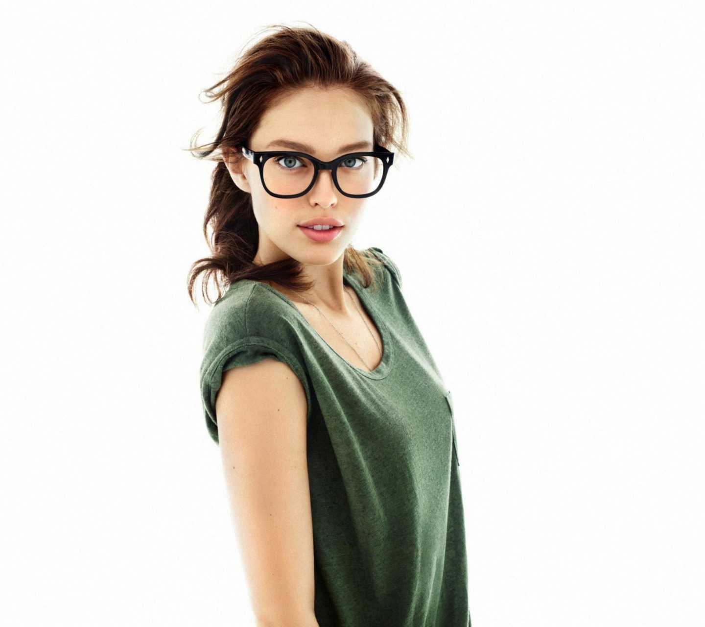 Обои Very Cute Girl In Big Glasses 1440x1280
