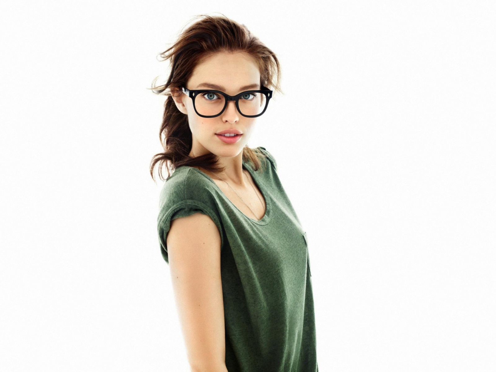 Very Cute Girl In Big Glasses wallpaper 1600x1200