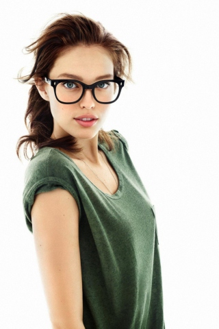 Das Very Cute Girl In Big Glasses Wallpaper 320x480