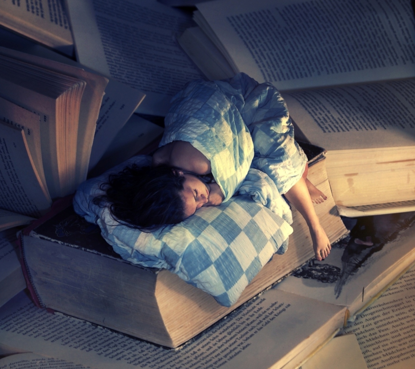 Reading And Dreaming wallpaper 1440x1280