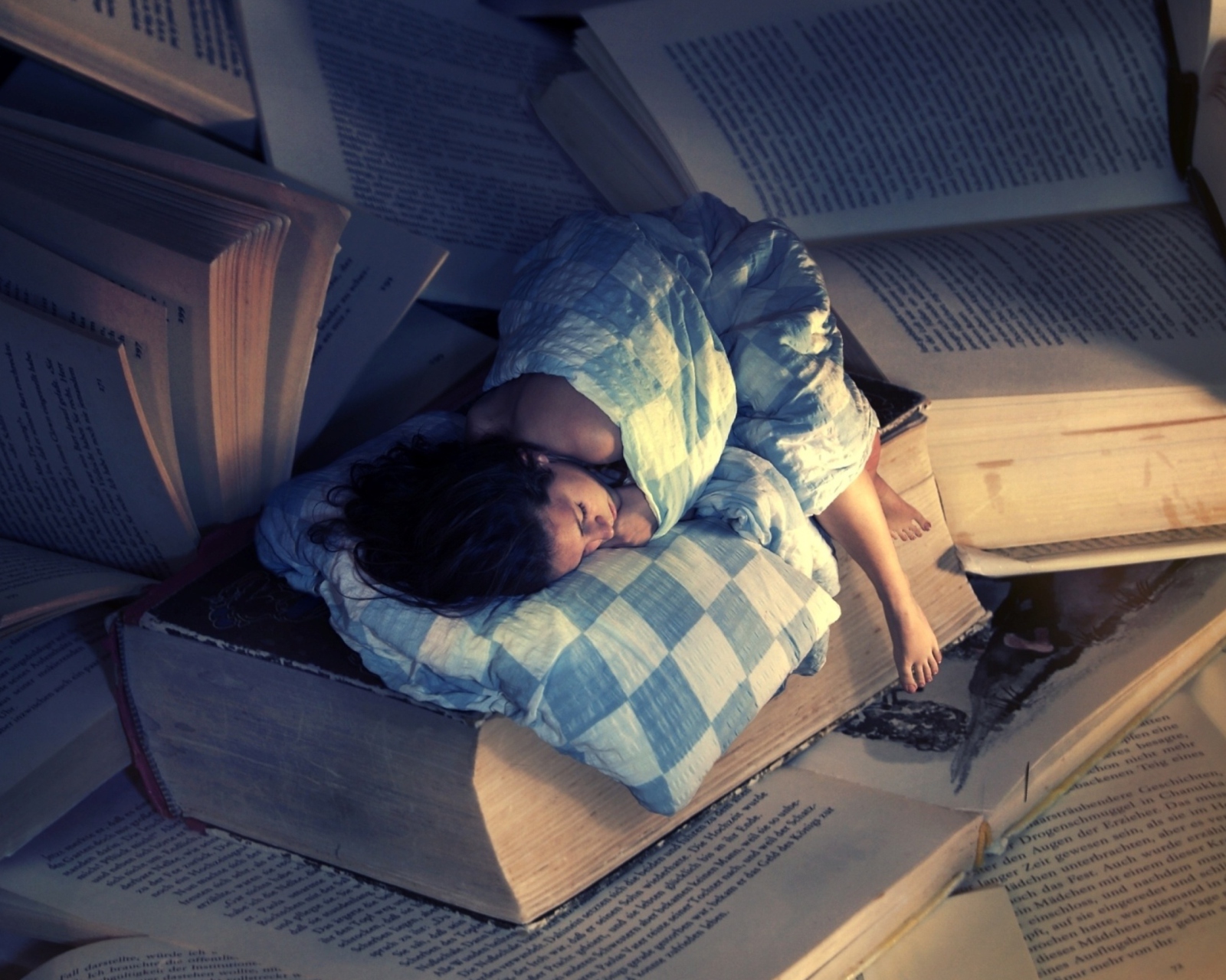 Reading And Dreaming wallpaper 1600x1280