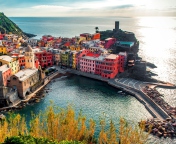 Italy Vernazza Colorful Houses screenshot #1 176x144