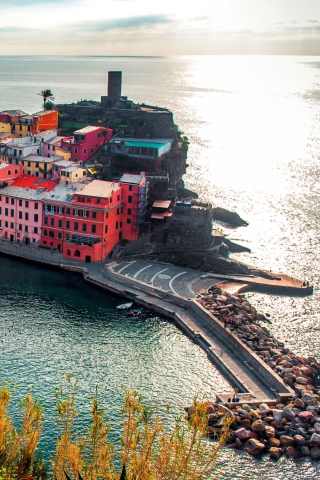 Italy Vernazza Colorful Houses wallpaper 320x480