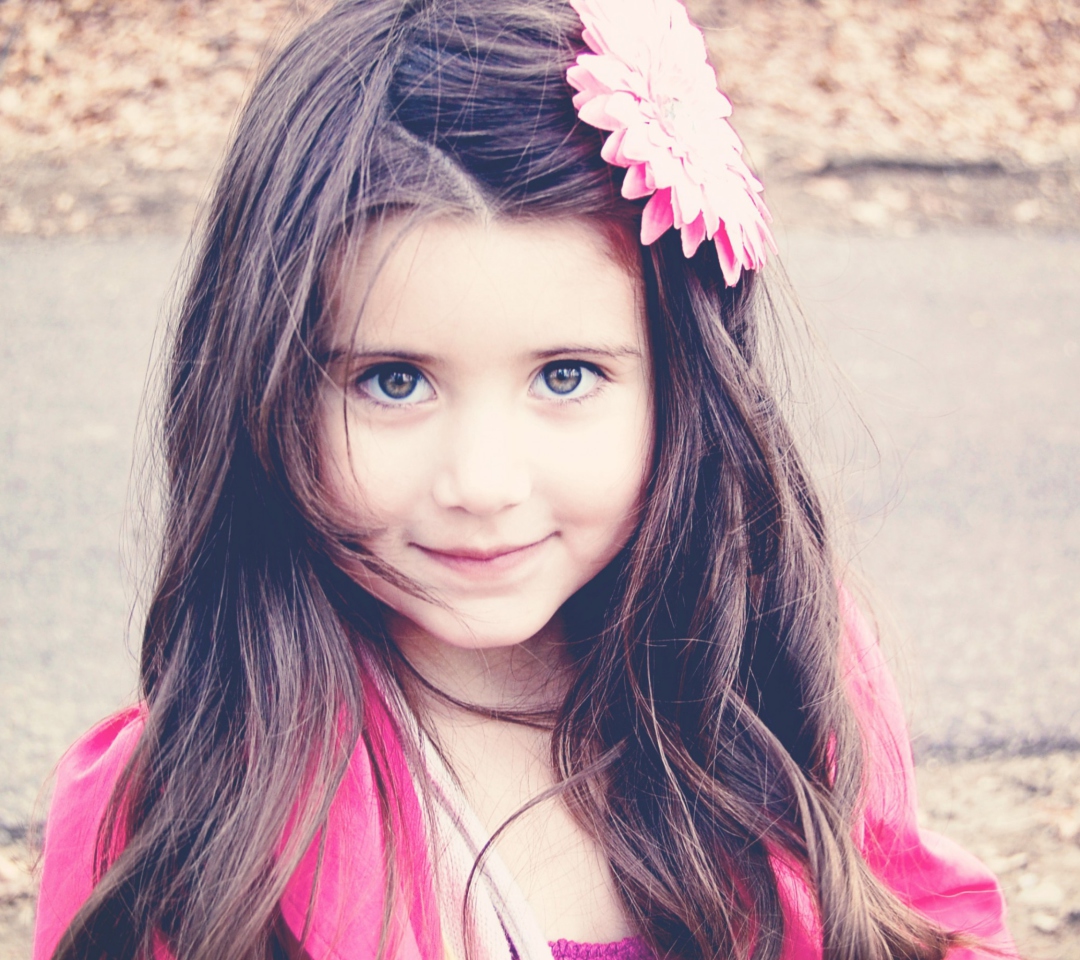 Sfondi Little Girl With Flower In Her Hair 1080x960