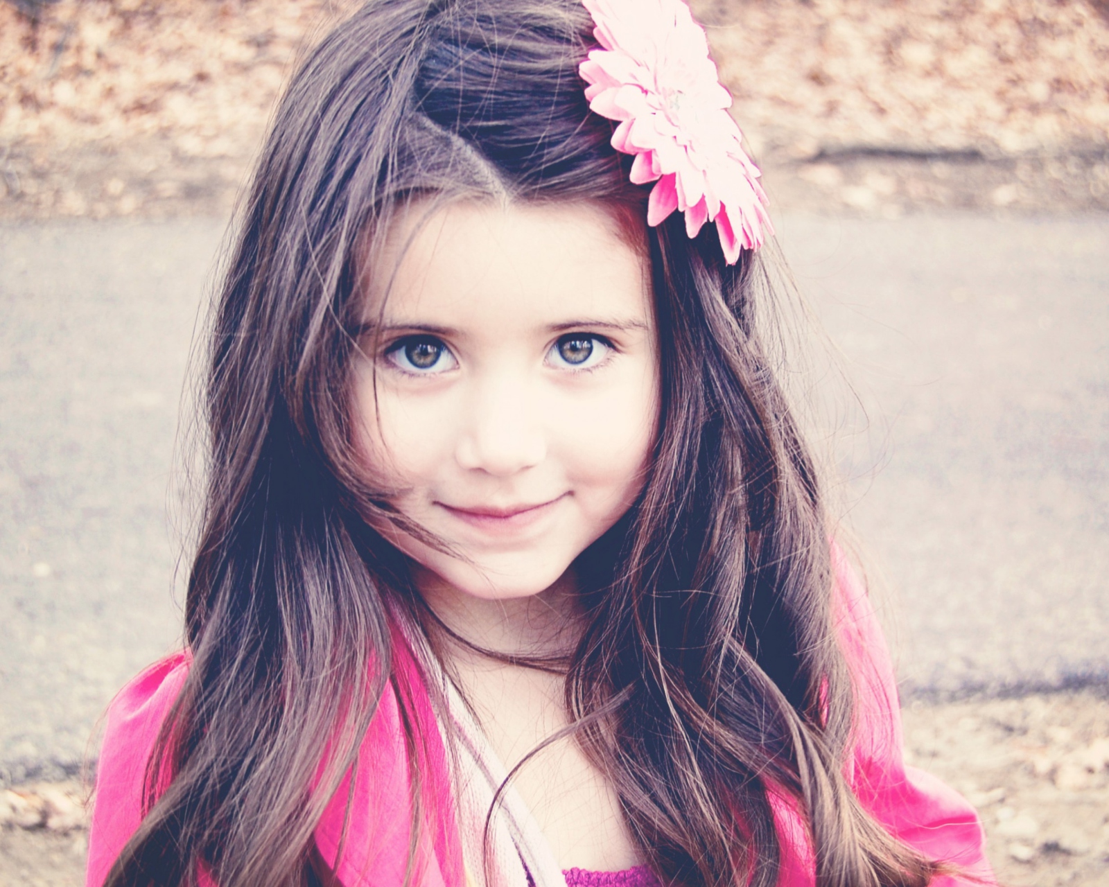 Fondo de pantalla Little Girl With Flower In Her Hair 1600x1280