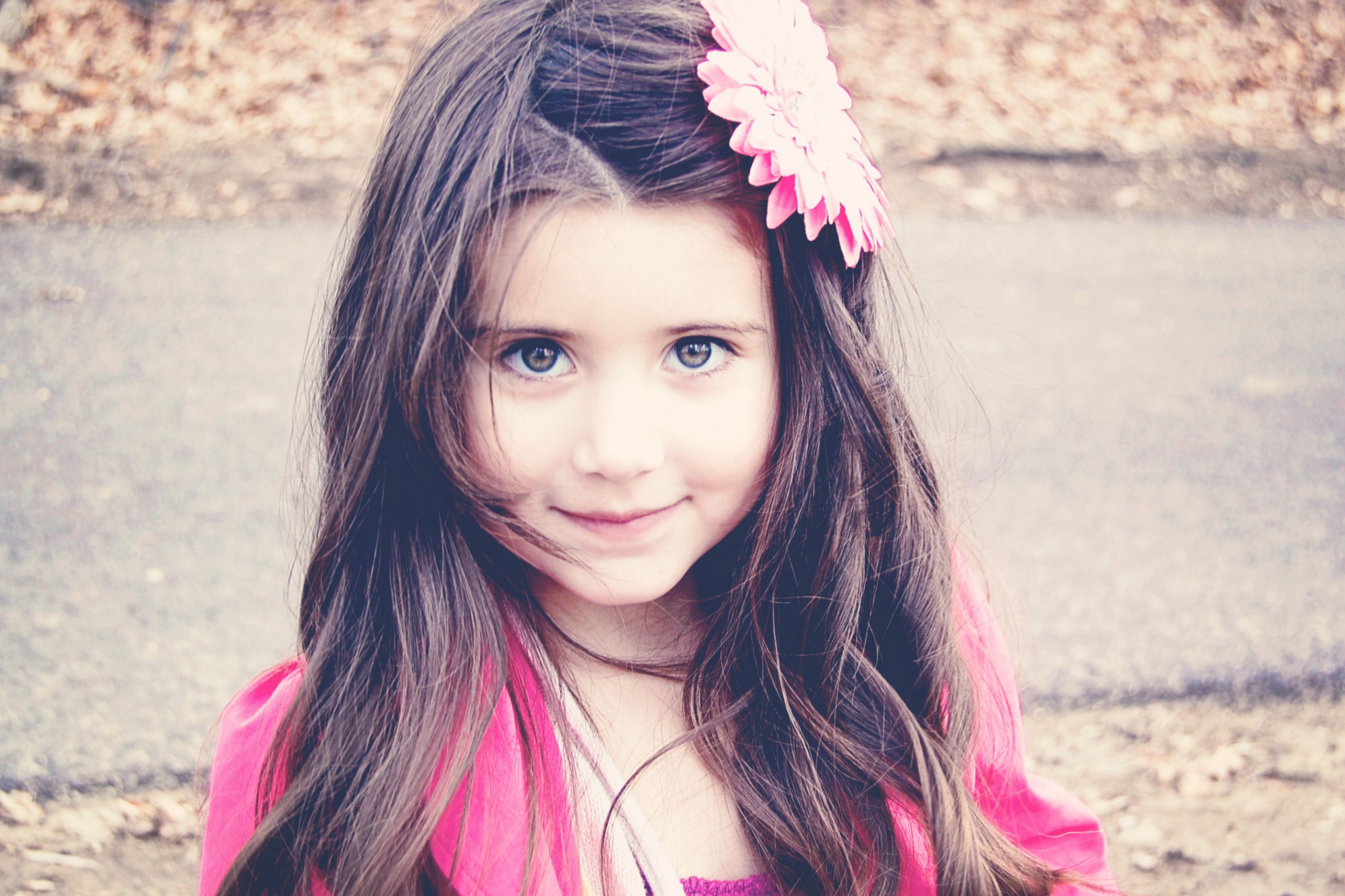 Sfondi Little Girl With Flower In Her Hair 2880x1920