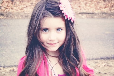 Sfondi Little Girl With Flower In Her Hair 480x320