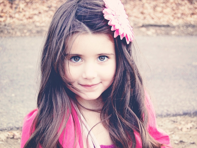 Sfondi Little Girl With Flower In Her Hair 640x480