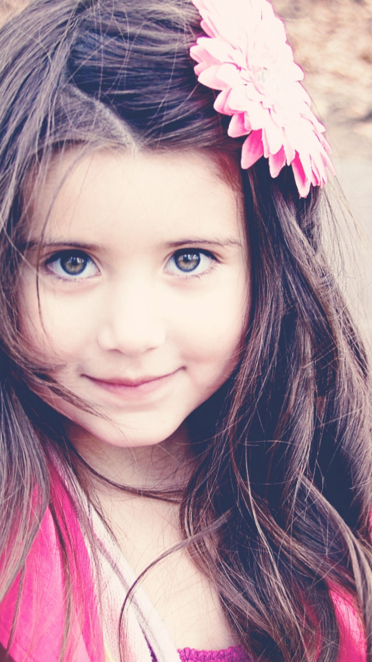 Sfondi Little Girl With Flower In Her Hair 750x1334