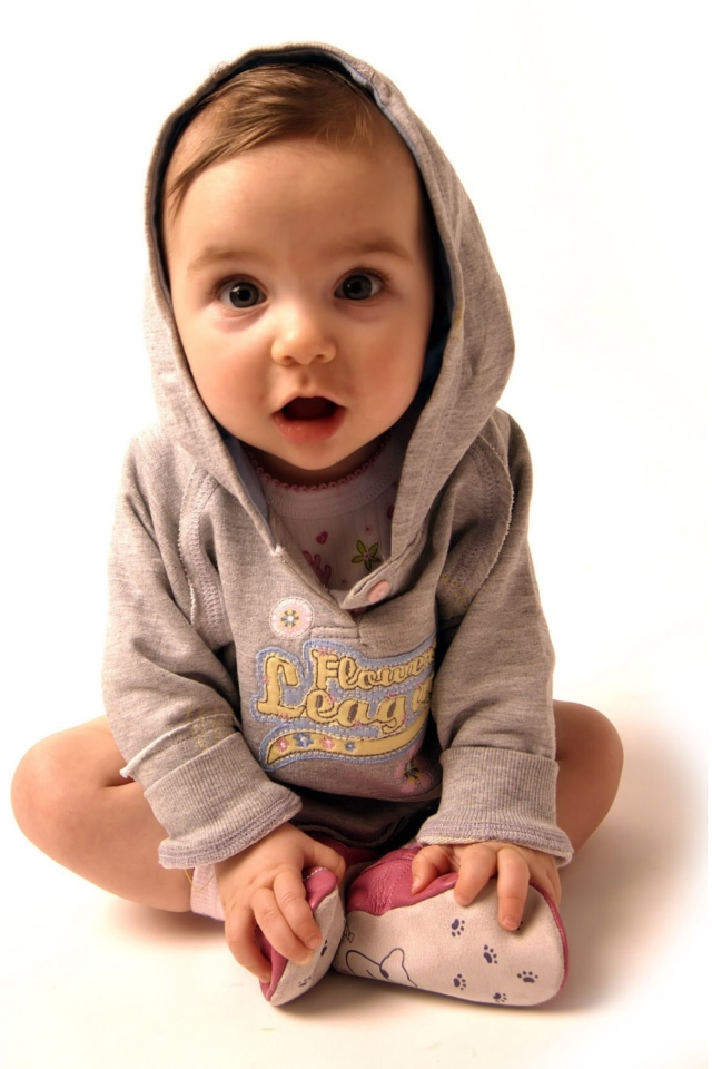 Das Cute Little Baby Boy Wallpaper 640x960