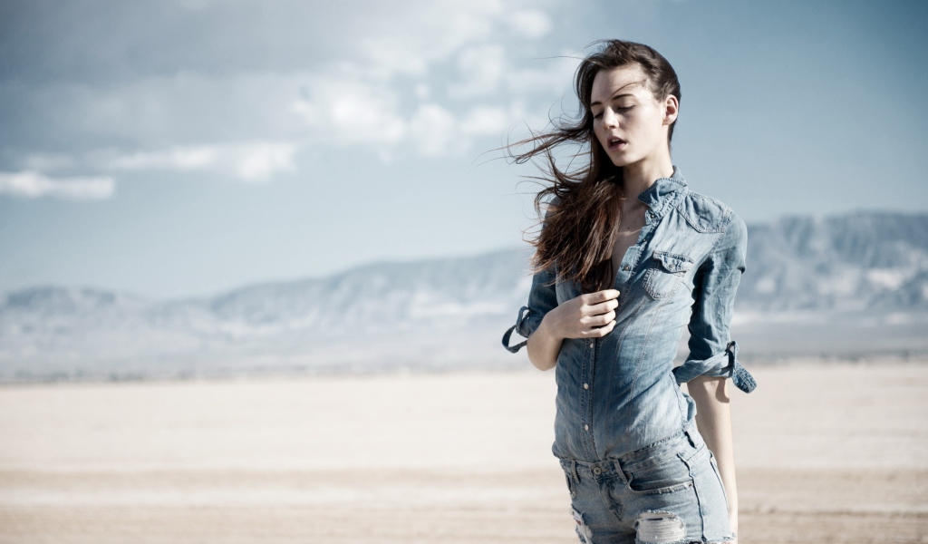 Das Brunette Model In Jeans Shirt Wallpaper 1024x600