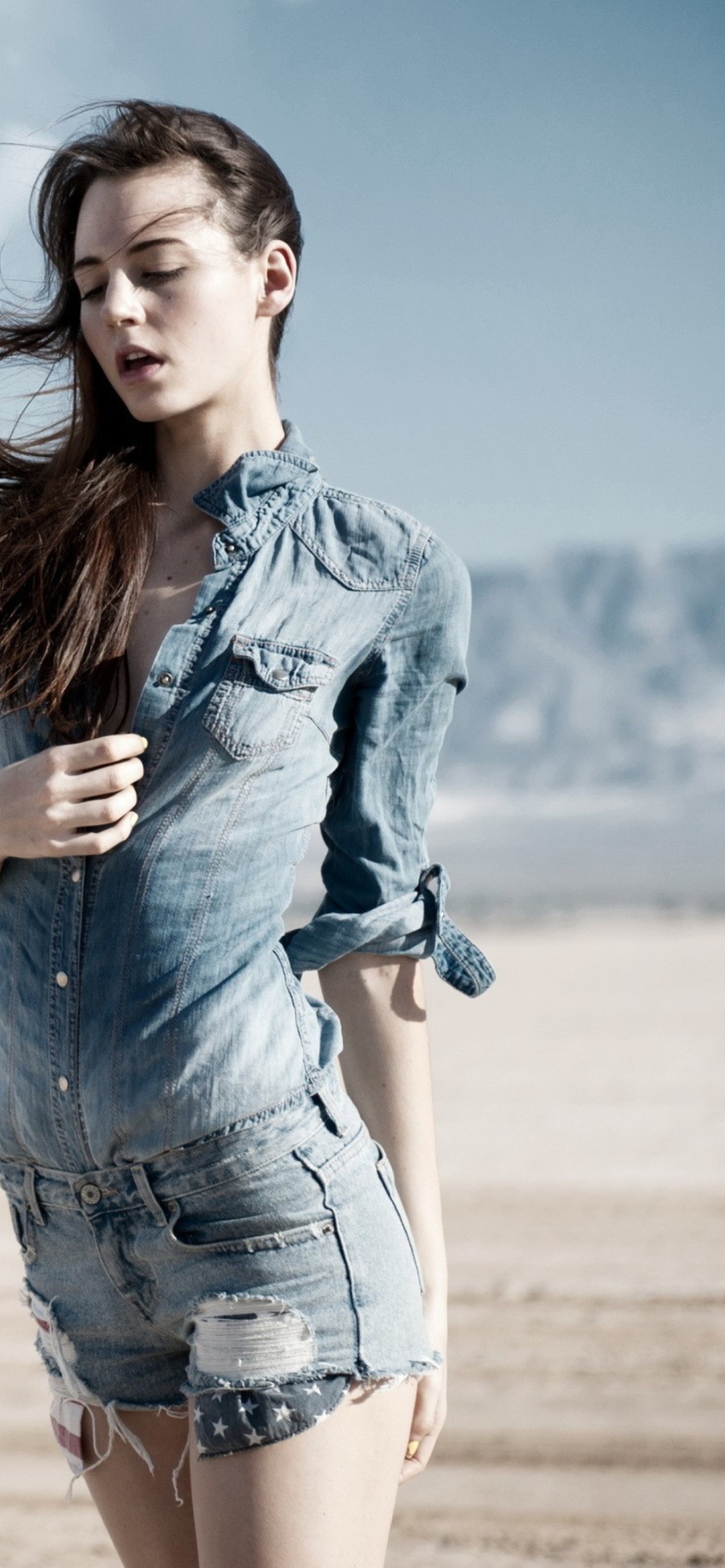 Screenshot №1 pro téma Brunette Model In Jeans Shirt 1170x2532