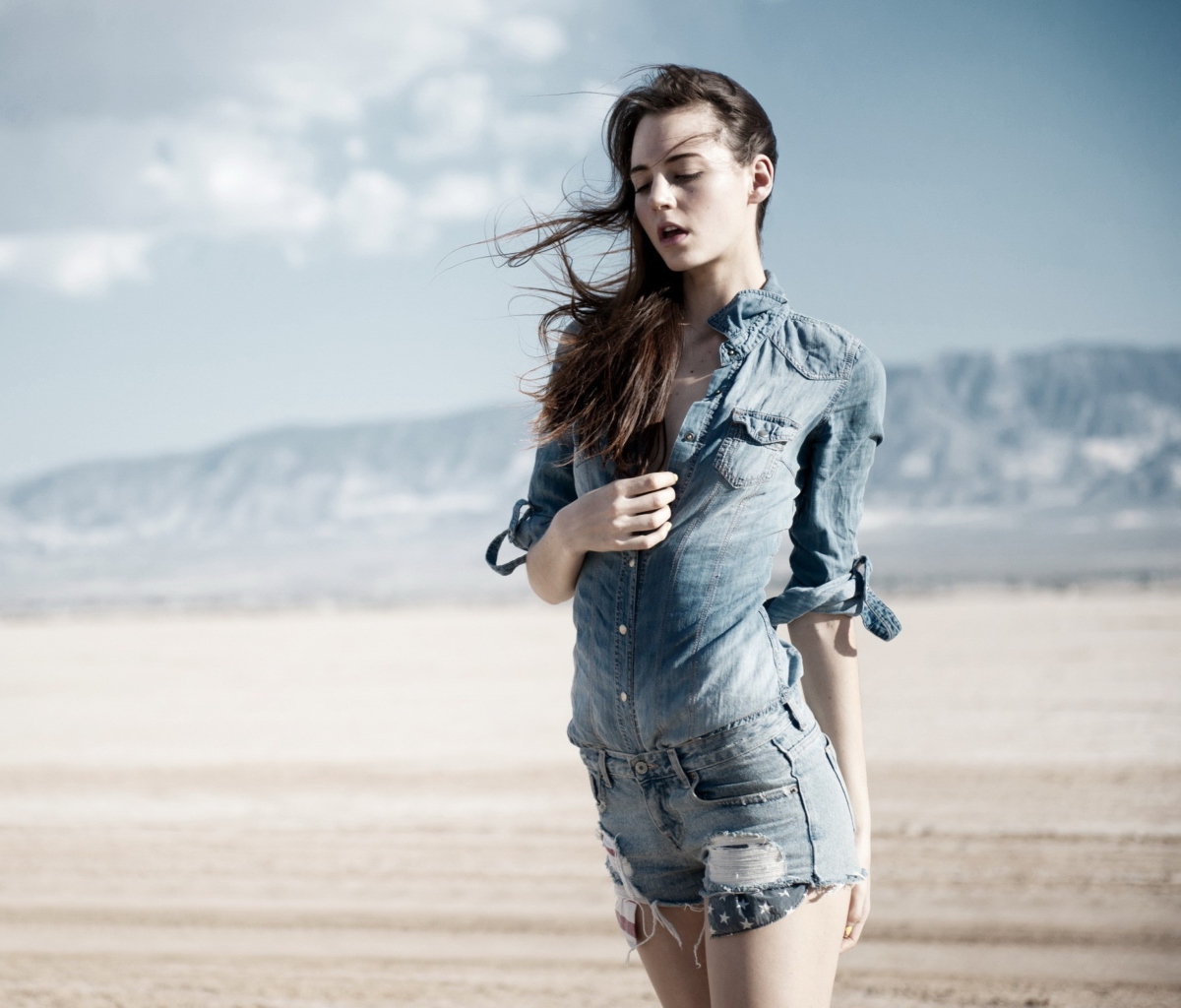 Das Brunette Model In Jeans Shirt Wallpaper 1200x1024