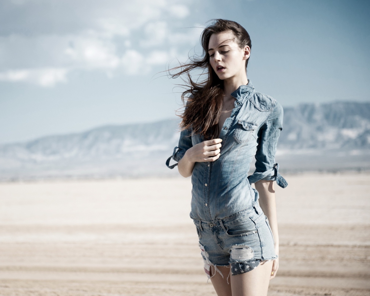 Das Brunette Model In Jeans Shirt Wallpaper 1280x1024