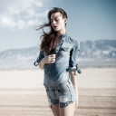 Screenshot №1 pro téma Brunette Model In Jeans Shirt 128x128