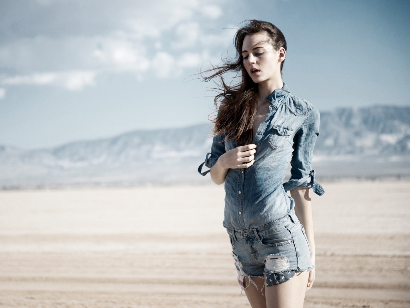Das Brunette Model In Jeans Shirt Wallpaper 1400x1050