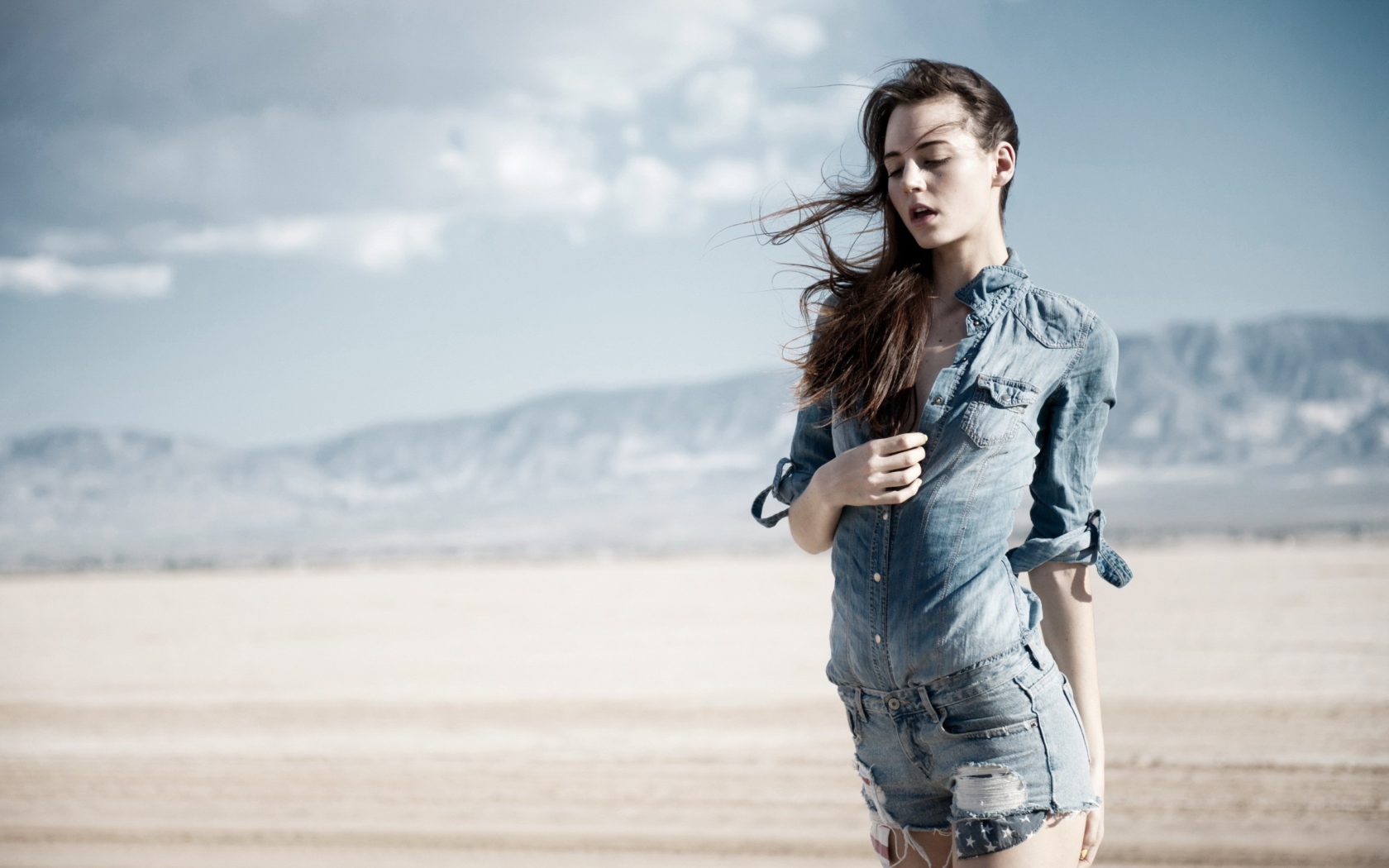 Sfondi Brunette Model In Jeans Shirt 1680x1050