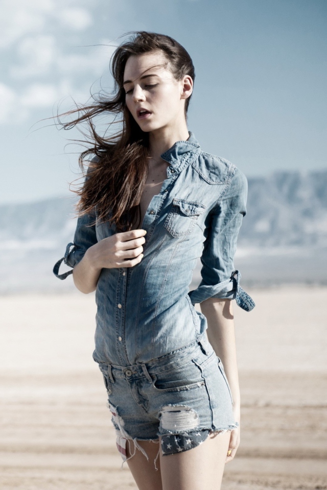 Das Brunette Model In Jeans Shirt Wallpaper 640x960