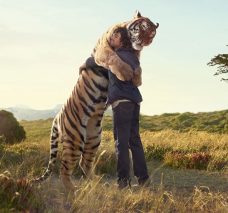 Man And Tiger - Obrázkek zdarma pro 1024x1024