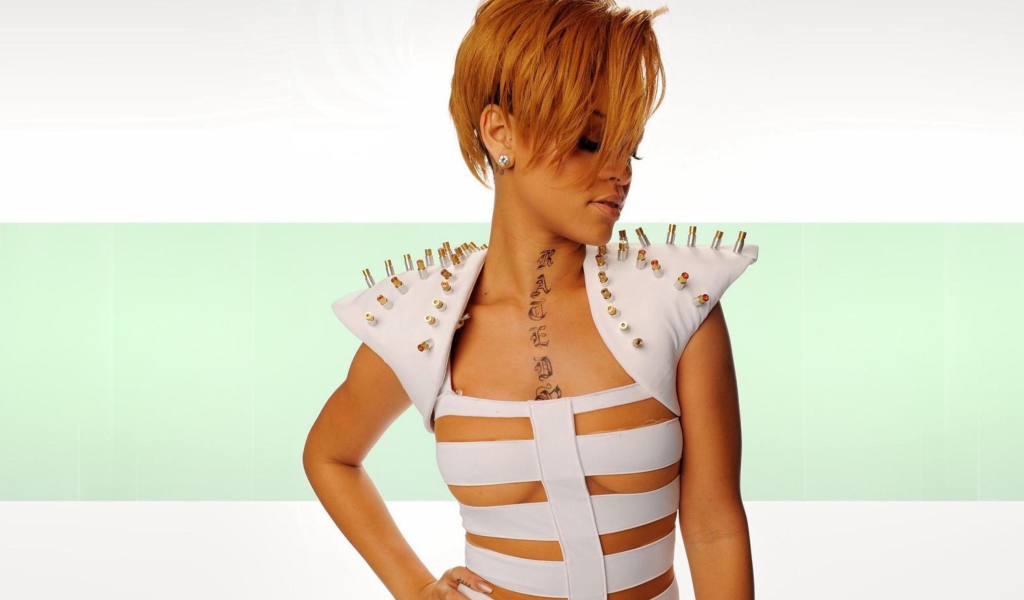 Обои Hot Rihanna In White Top 1024x600