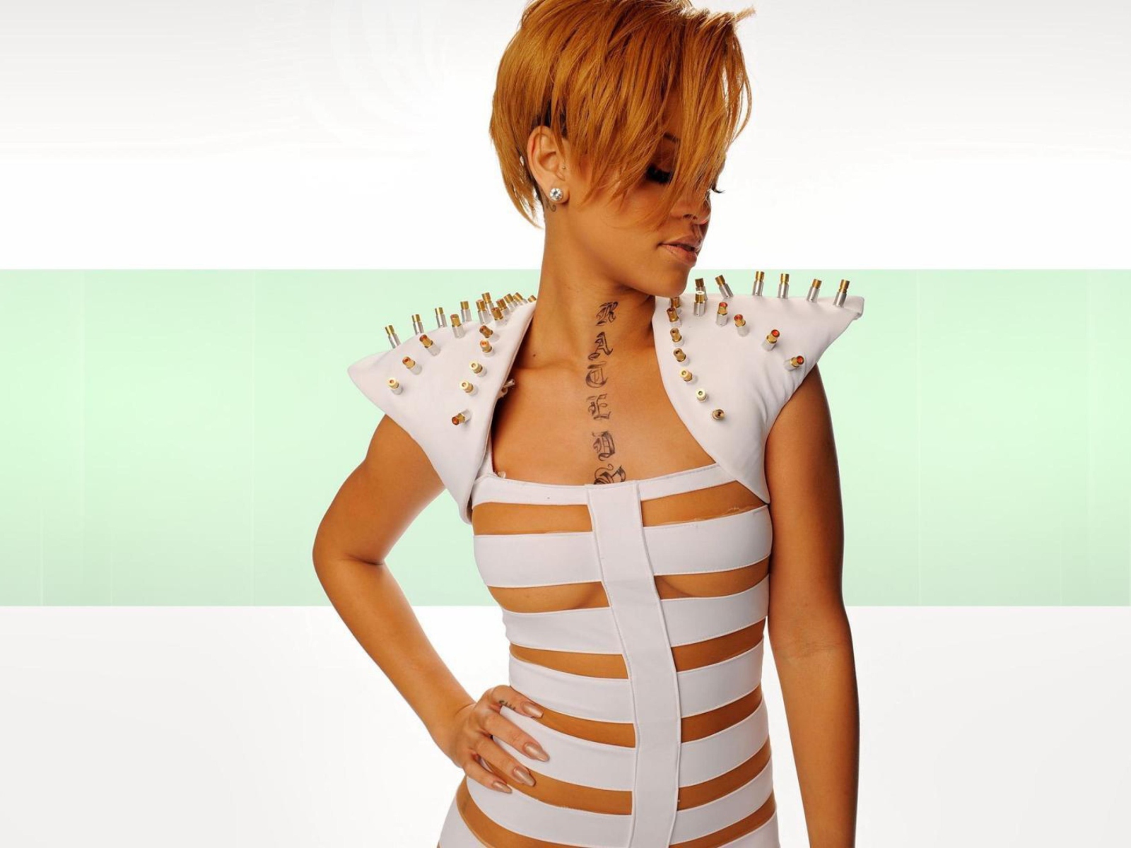 Fondo de pantalla Hot Rihanna In White Top 1600x1200