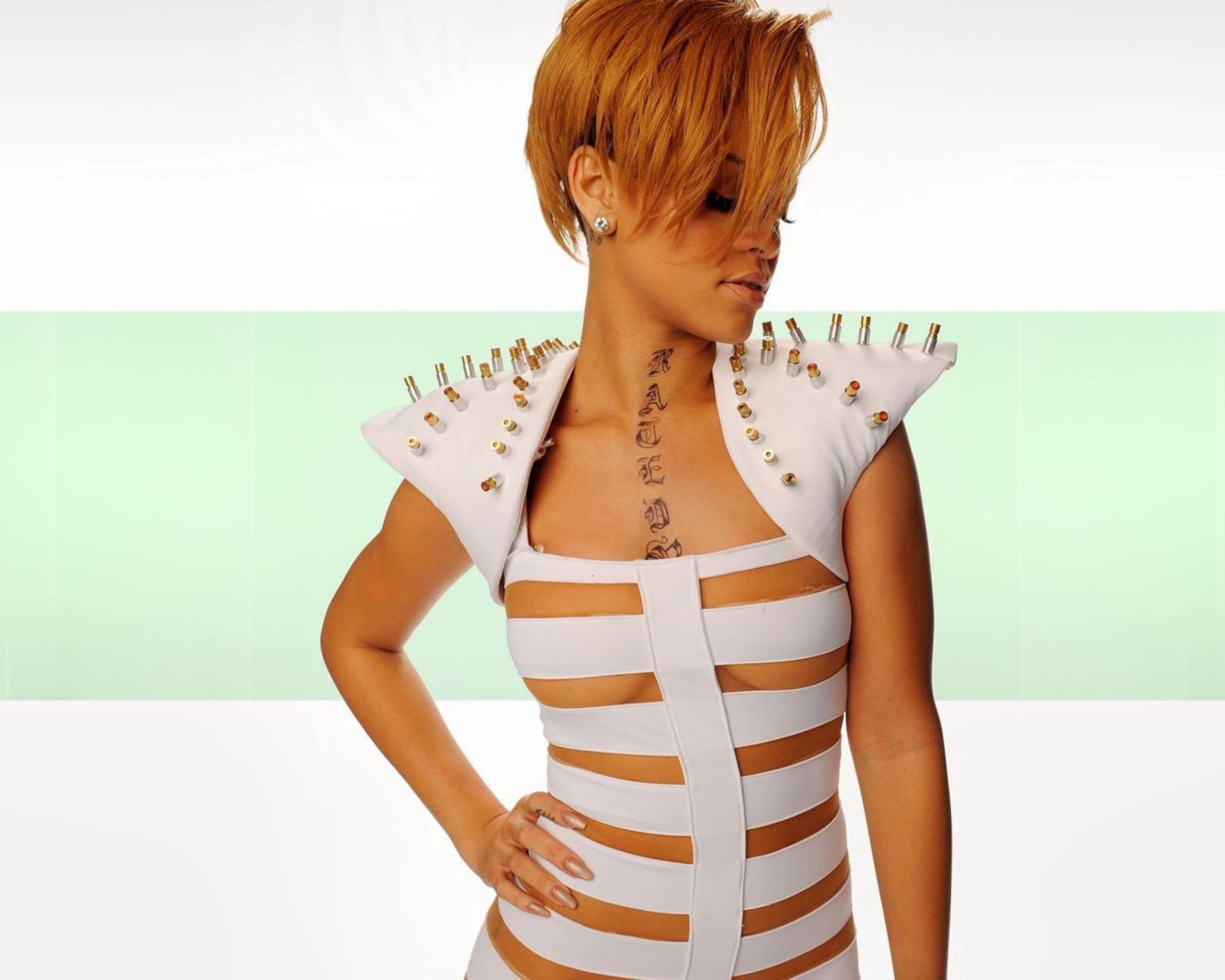 Sfondi Hot Rihanna In White Top 1600x1280