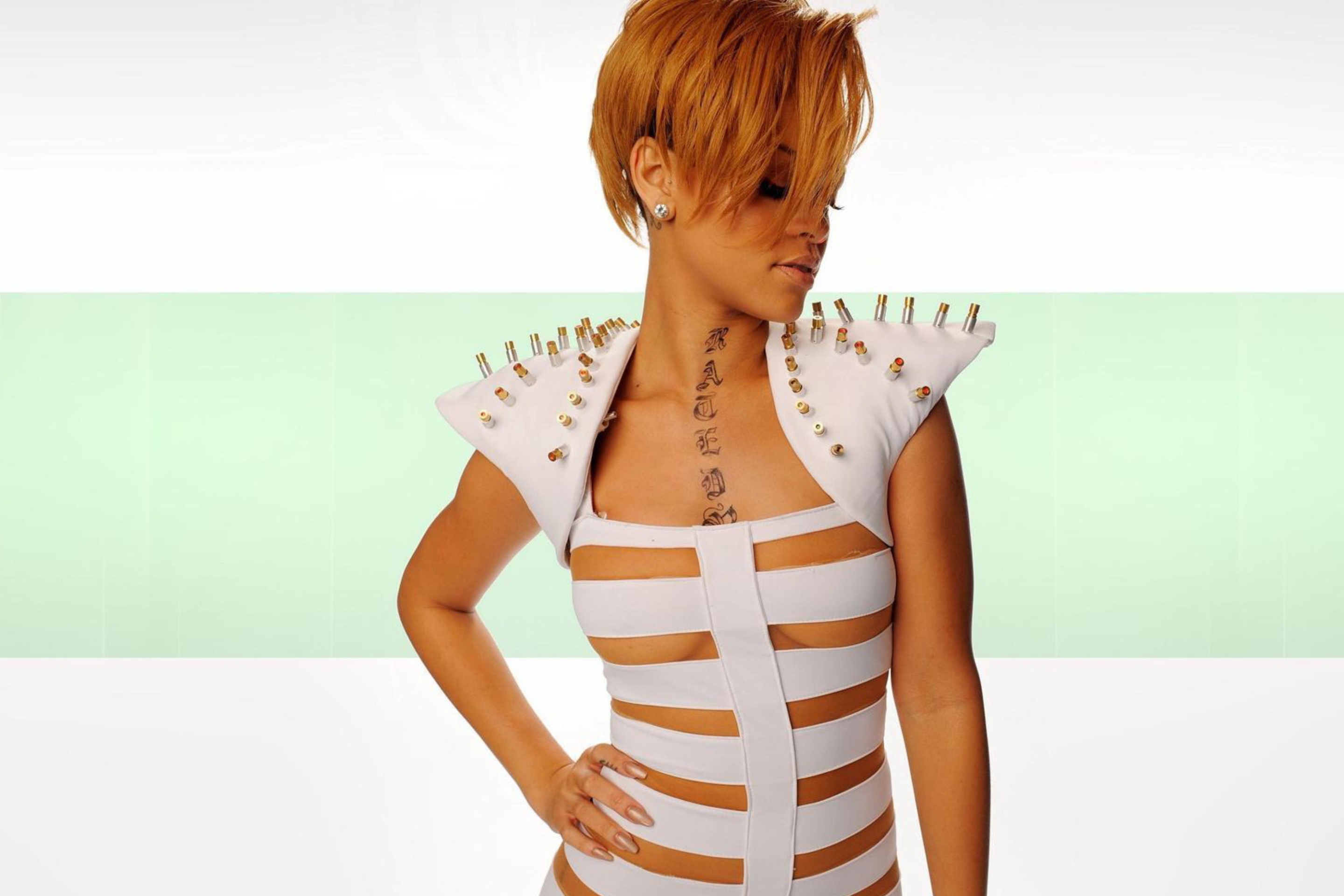 Screenshot №1 pro téma Hot Rihanna In White Top 2880x1920