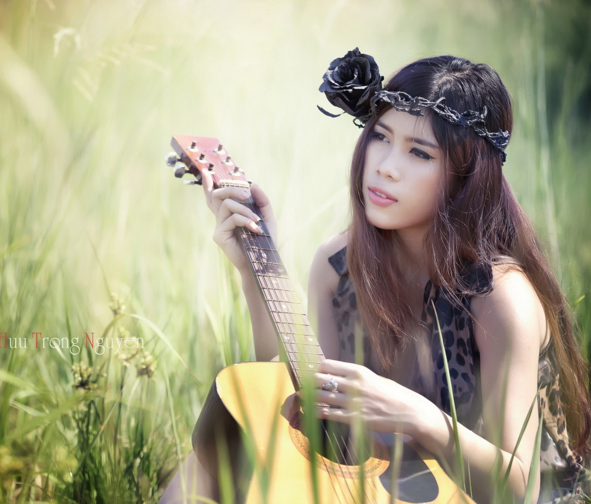 Sfondi Pretty Girl In Grass Playing Guitar 1200x1024