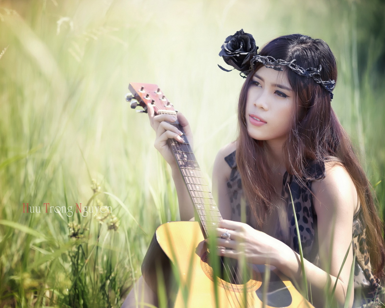 Sfondi Pretty Girl In Grass Playing Guitar 1280x1024