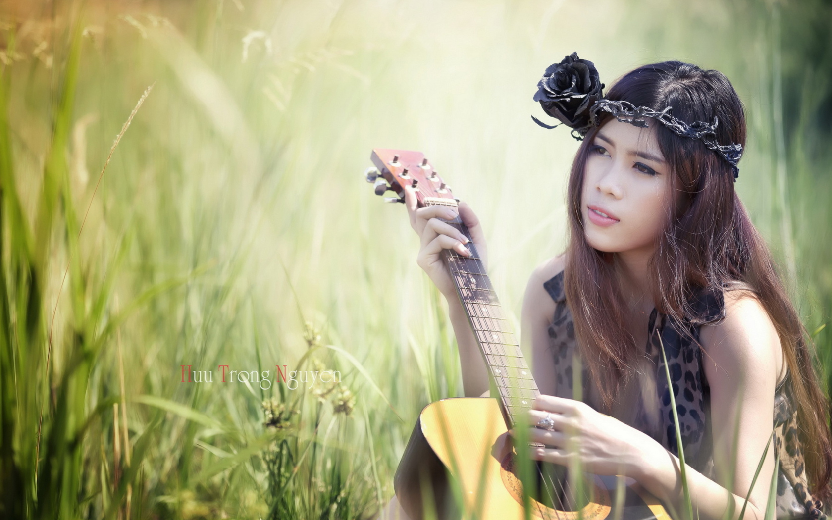 Das Pretty Girl In Grass Playing Guitar Wallpaper 1680x1050