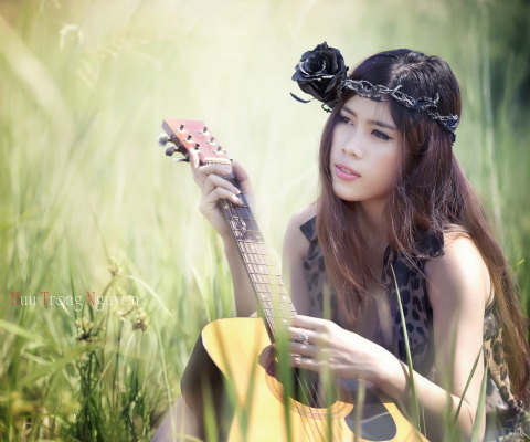 Sfondi Pretty Girl In Grass Playing Guitar 480x400