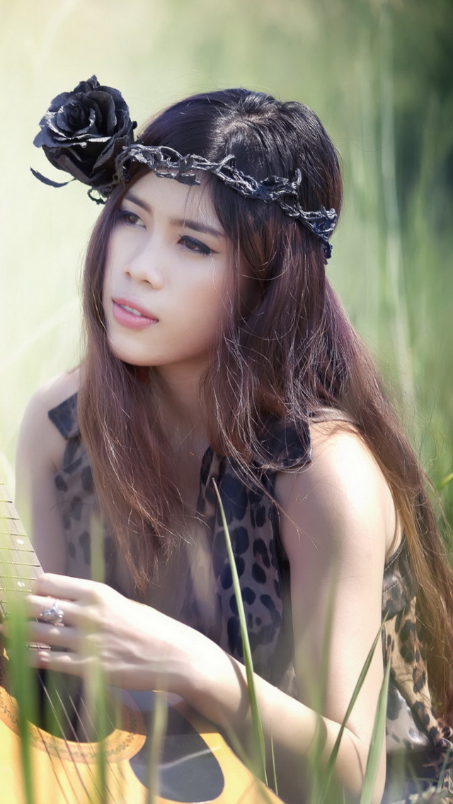 Fondo de pantalla Pretty Girl In Grass Playing Guitar 640x1136