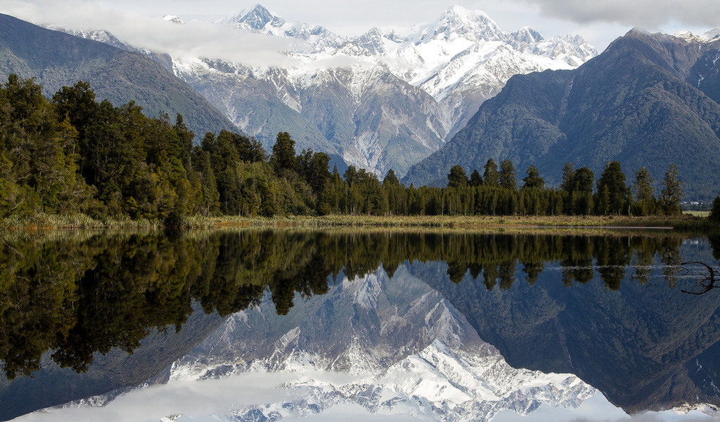 Lake Matheson on West Coast in New Zealand wallpaper 1024x600