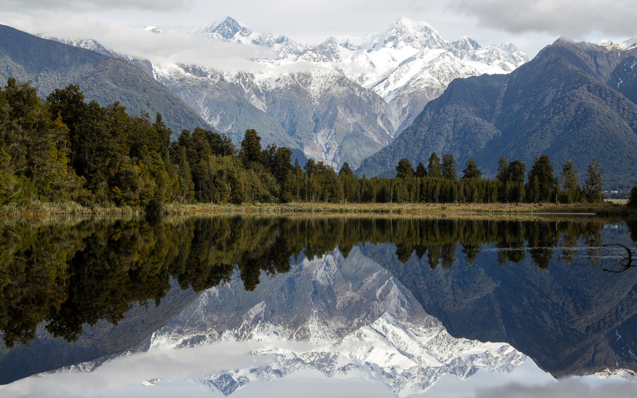 Das Lake Matheson on West Coast in New Zealand Wallpaper 1280x800