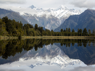 Fondo de pantalla Lake Matheson on West Coast in New Zealand 320x240