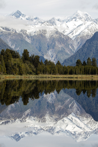 Fondo de pantalla Lake Matheson on West Coast in New Zealand 320x480