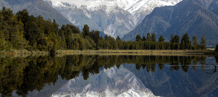 Das Lake Matheson on West Coast in New Zealand Wallpaper 720x320