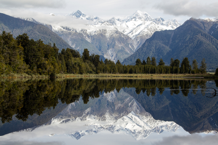 Lake Matheson on West Coast in New Zealand wallpaper