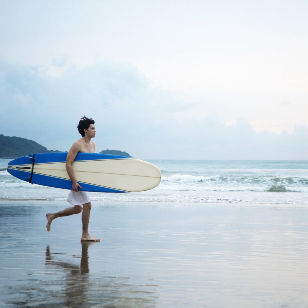 Das Guy Running With Surf Board Wallpaper 1024x1024