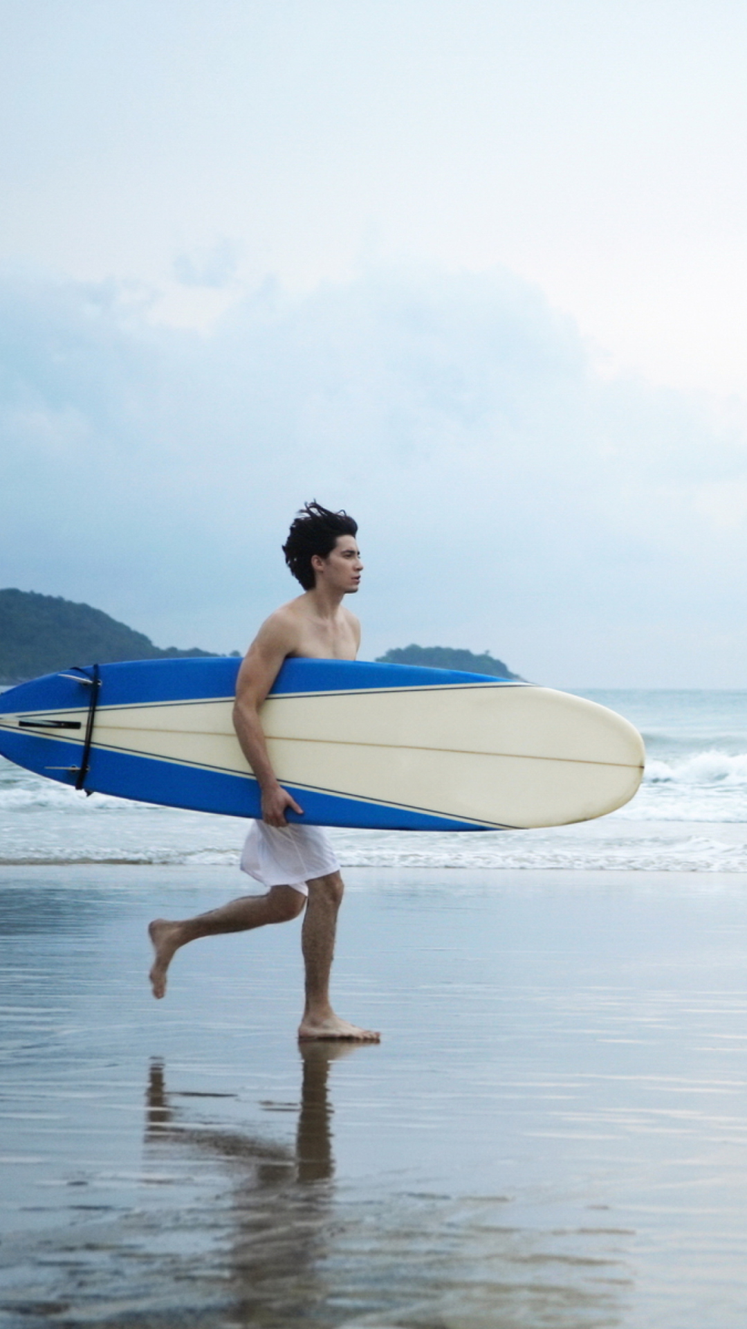 Sfondi Guy Running With Surf Board 1080x1920